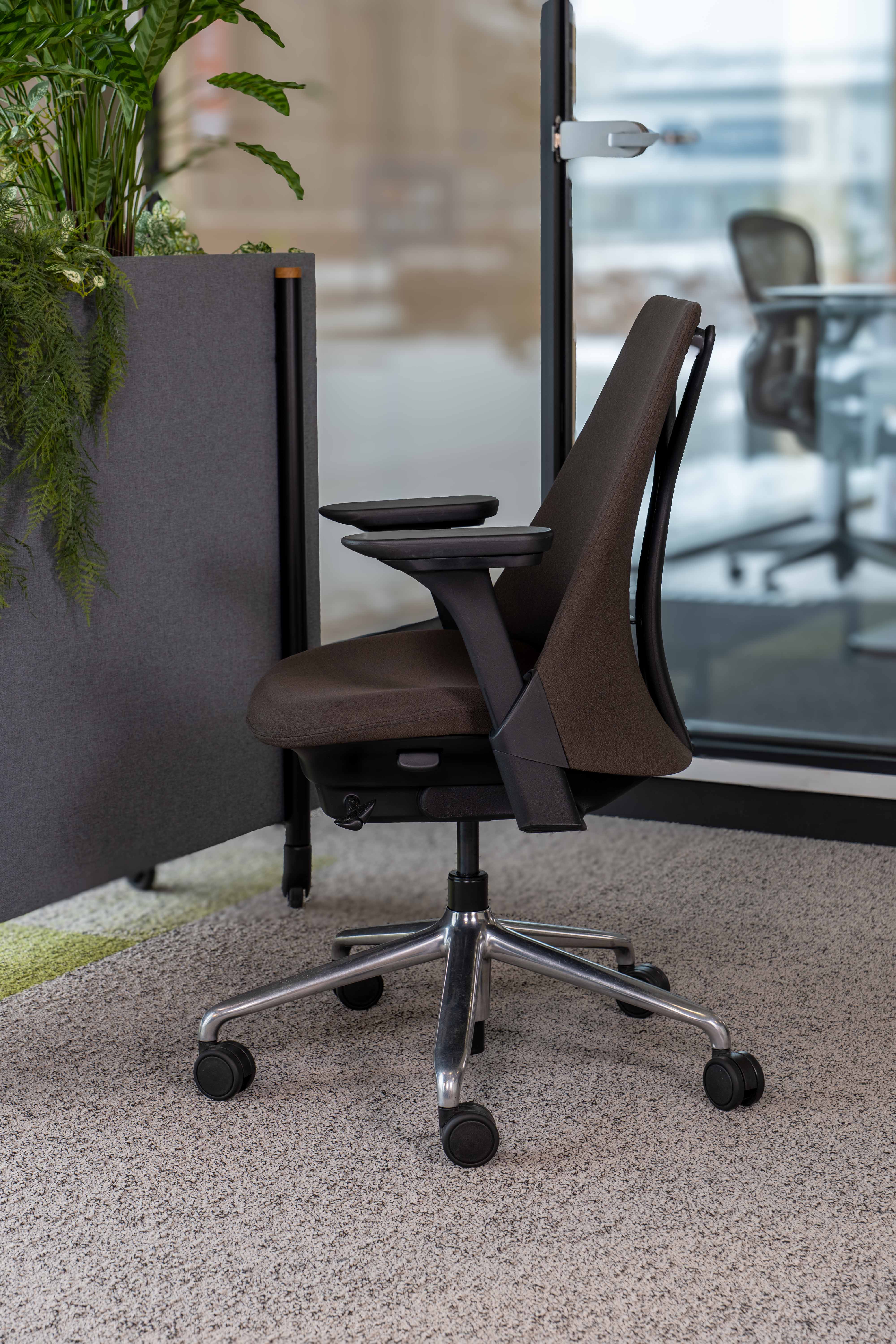 Refurbished Herman Miller Sayl full options